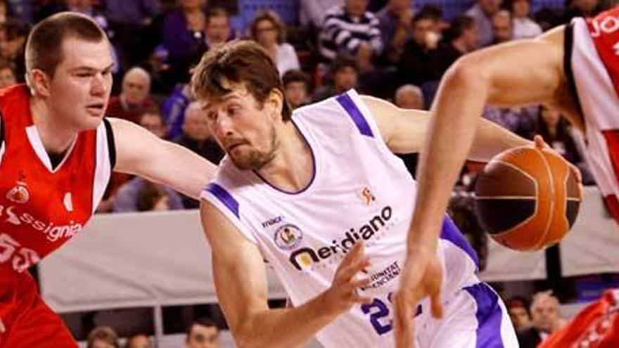 - El ala-pívot del Meridiano Alicante Martin Rancik (c) controla el balón ante la defensa del ala-pívot esloveno del Meridiano Alicante Uros Slokar, durante el partido correspondiente a la vigésimo tercera jornada de la Liga ACB que ambos equipos disputan hoy en el pabellón Nou Congost de Manresa.