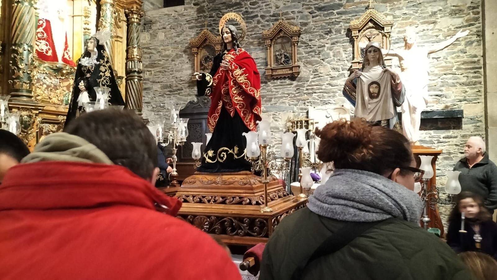 En imágenes: Luarca suspende la procesión del Cristo del Perdón, al que homenajea con la música de La Lira