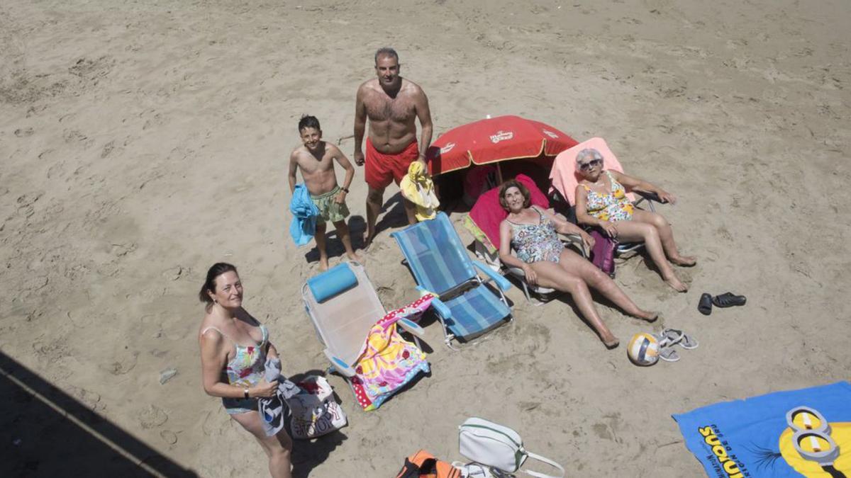 La familia leonesa del niño Diego Hernández  Martínez, con sus padres, Arancha y Ángel, a cada lado y, tumbadas, su abuela Susana García-Diego y su tía abuela Belén García-Diego tomando el sol. | Miki López