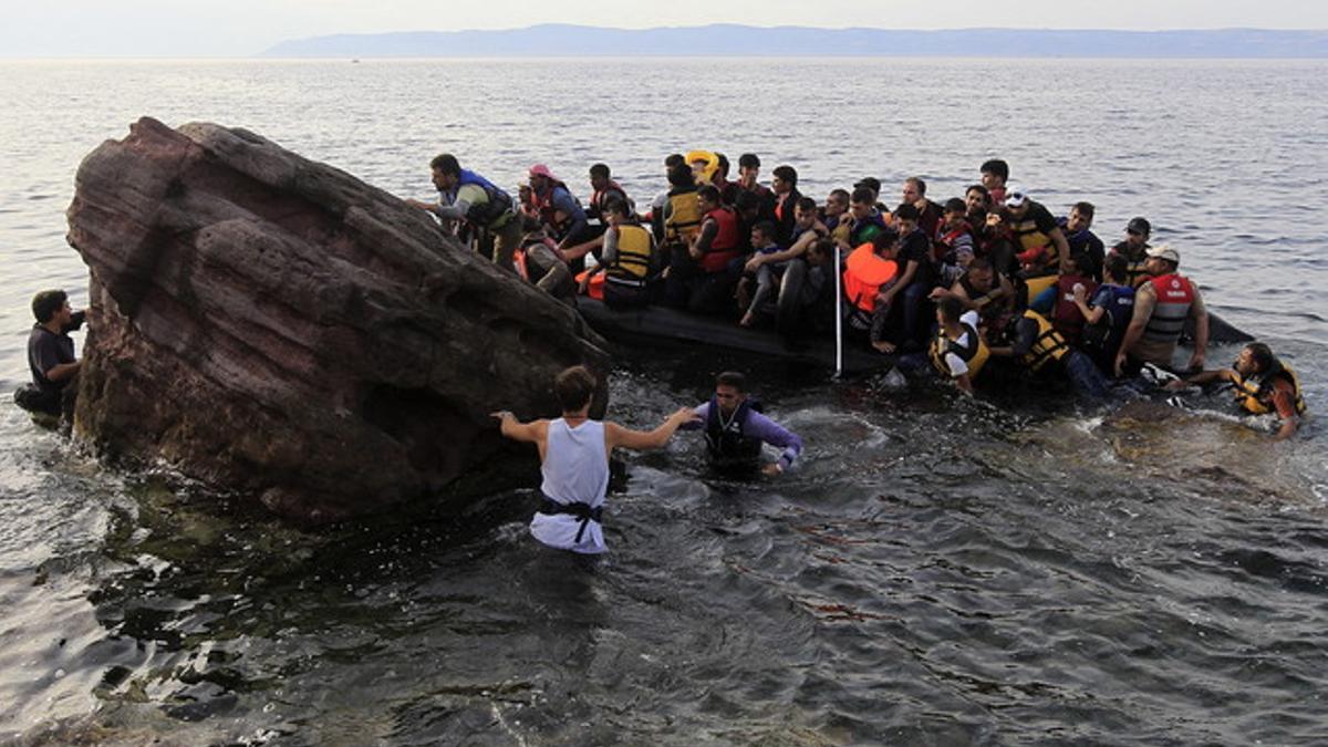 Un grupo de inmigrantes sirios llega este miércoles en lancha neumática a la costa de Mitilene, en la isla griega de Lesbos, tras cruzar el Mediterráneo.