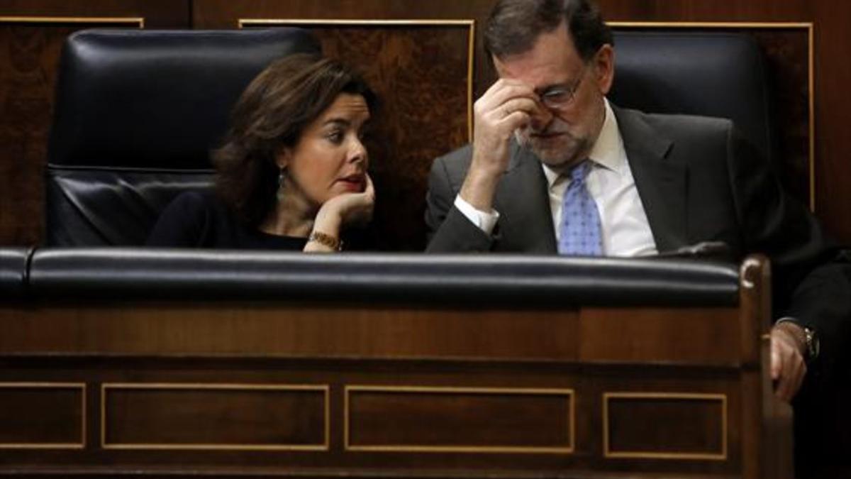 Santamaría y Rajoy, en sus escaños del Congreso, ayer.