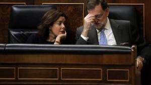 Santamaría y Rajoy, en sus escaños del Congreso, ayer.