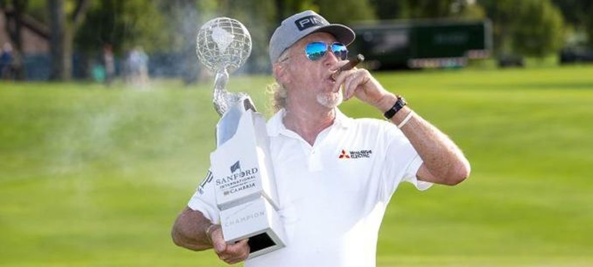 Miguel Ángel Jiménez, celebrando el título como suele, con un puro.
