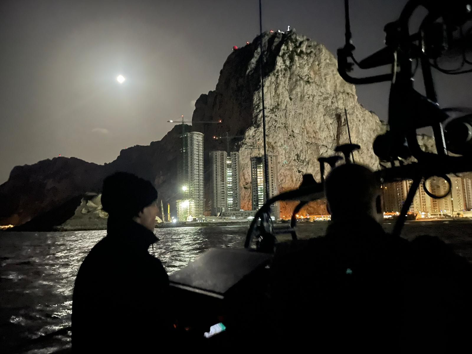 Agentes de Vigilancia Aduanera frente al Peñón de Gibraltar