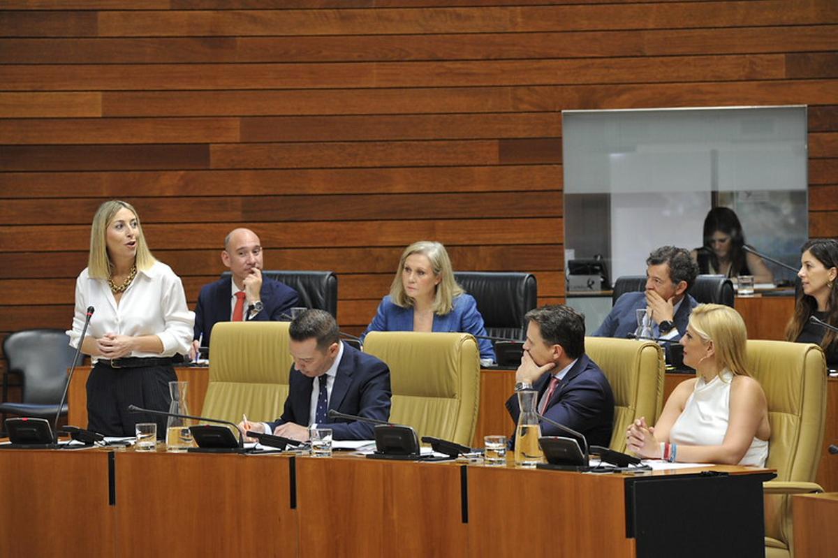 María Guardiola interviene en la sesión de control al Gobierno en la Asamblea de Extremadura.