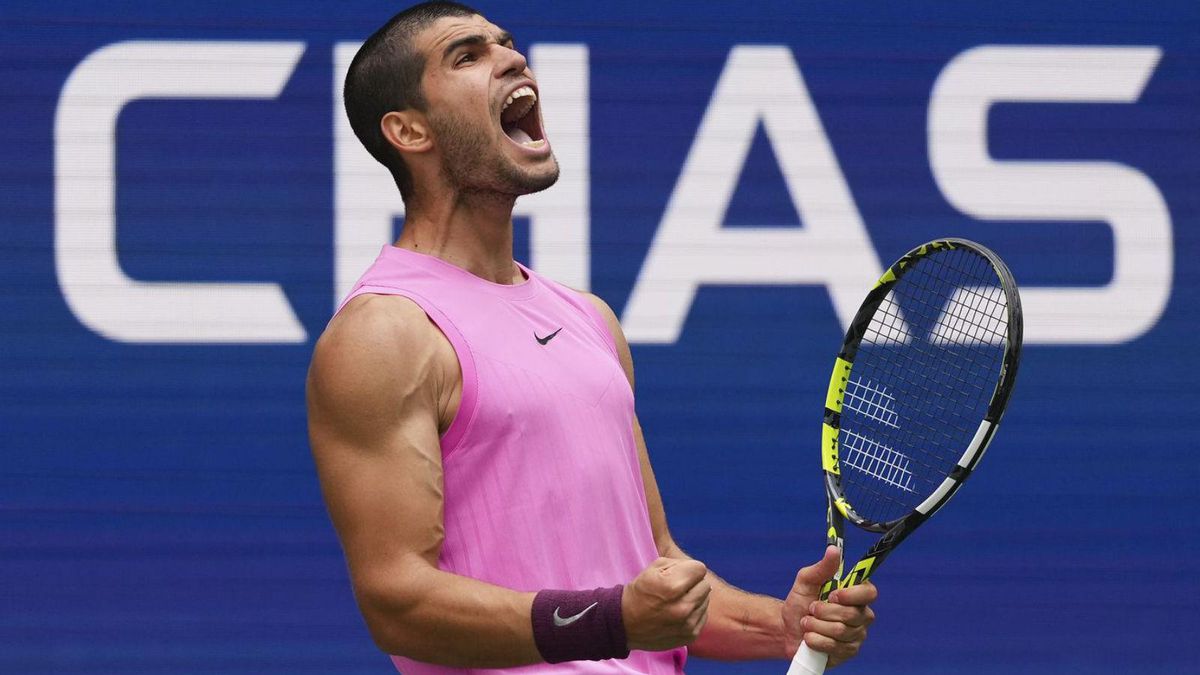 Alcaraz celebra la seva àmplia victòria contra Lehecka, ahir en els quarts de final del US Open a Nova York. | KIRSTY WIGGLESWORTH / AP Alcaraz celebra la seva àmplia victòria contra Lehecka, ahir en els quarts de final del US Open a Nova York. | KIRSTY WIGGLESWORTH / AP