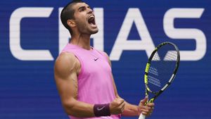 Alcaraz celebra la seva àmplia victòria contra Lehecka, ahir en els quarts de final del US Open a Nova York.  | KIRSTY WIGGLESWORTH / AP
