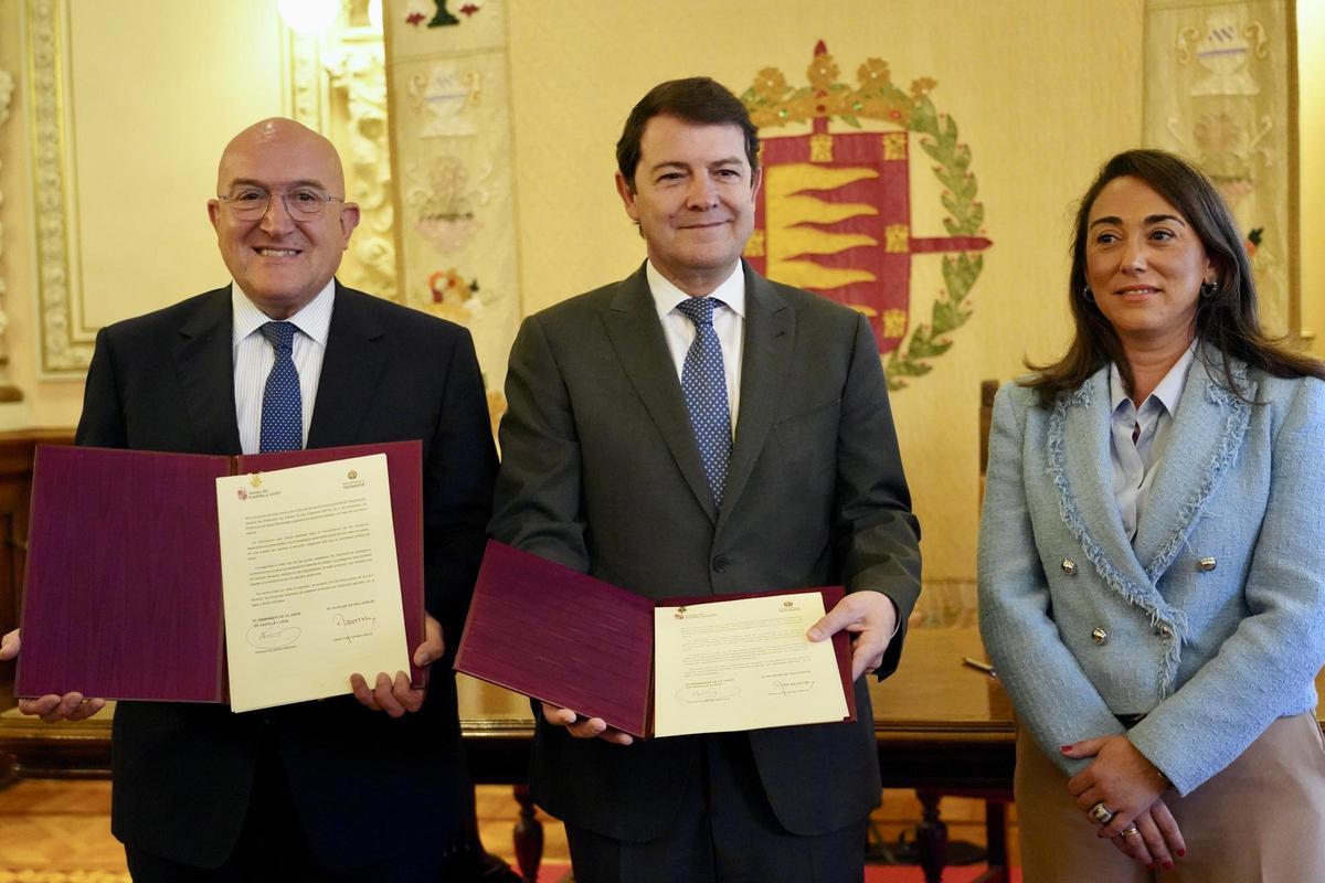 El presidente de la Junta de Castilla y León, Alfonso Fernández Mañueco, y el alcalde de Valladolid, Jesús Julio Carnero, firman un protocolo de colaboración en materia de infraestructuras.