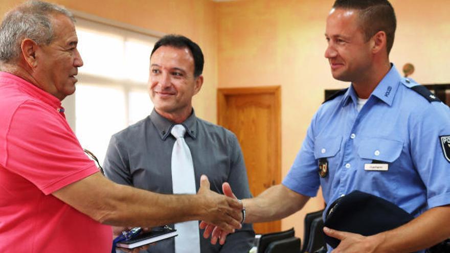 El alcalde Juan José Cazorla saluda al nuevo agente de la policía germana.