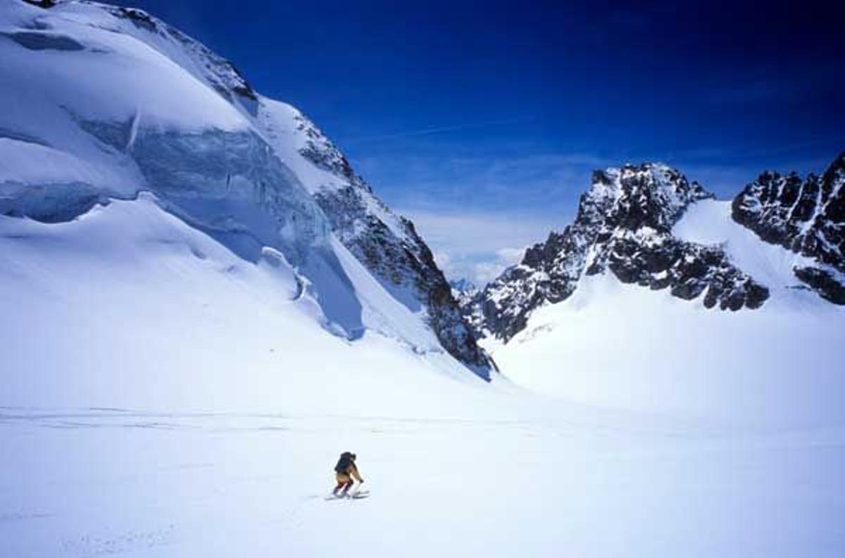 Jugar al golf en un cantón suizo frente al Mont Blanc