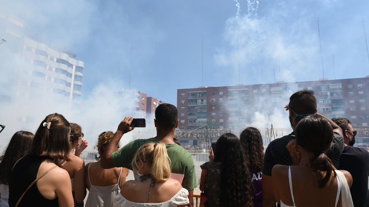 Imagen de archivo de un grupo de personas que observa la primera &#039;mascletà&#039; de las Fallas de Valencia 2021.