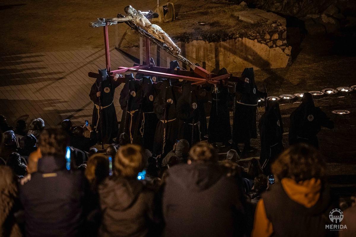 Fotogalería | Mérida se estremece con un multitudinario Vía Crucis en el Anfiteatro Romano