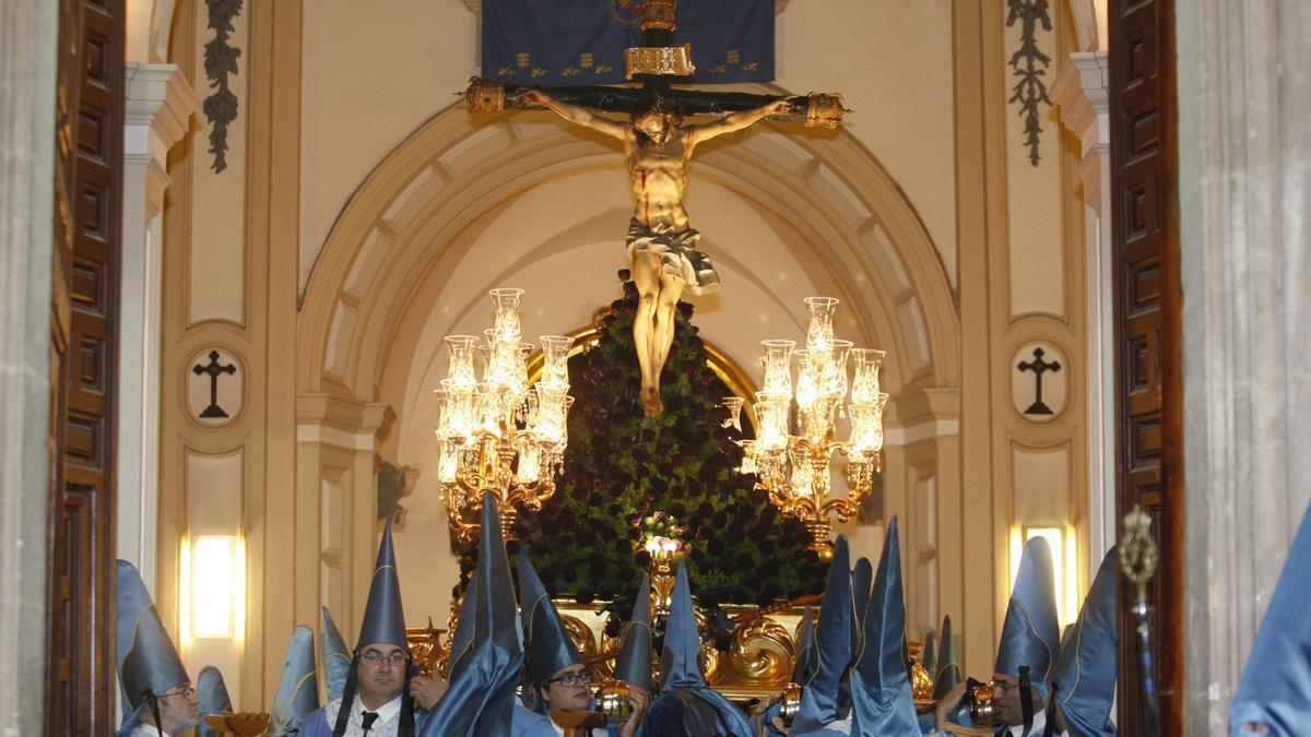 Estantes azules sacan del  templo la talla del Santísimo  Cristo del Amparo, este año  protagonista del cartel