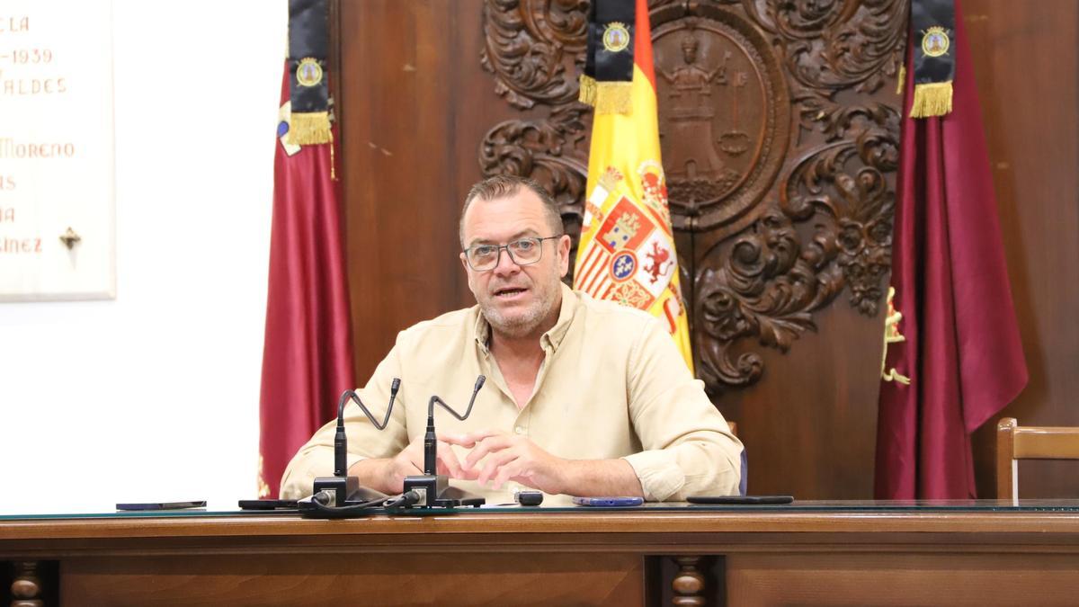 El edil Bayonas durante el acto de presentación de los proyectos.