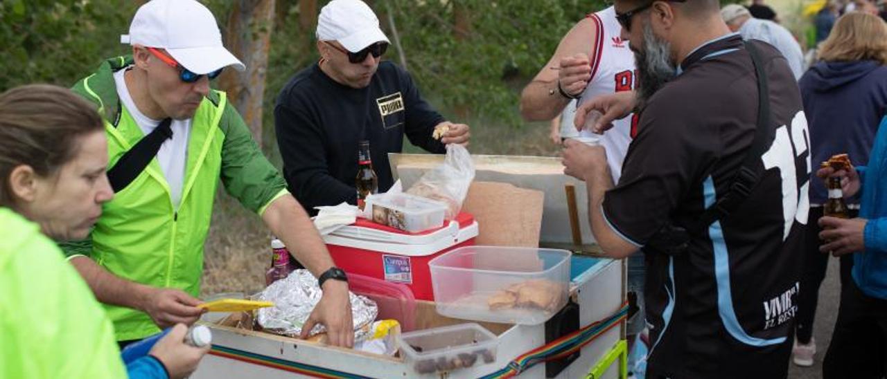 Varios romeros disfrutan de un aperitivo durante el recorrido. |