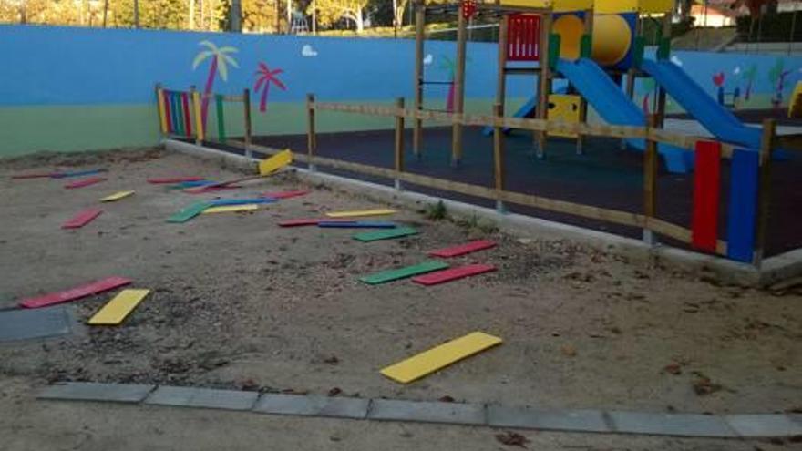 Unos vándalos causan destrozos en un parque infantil de Requena