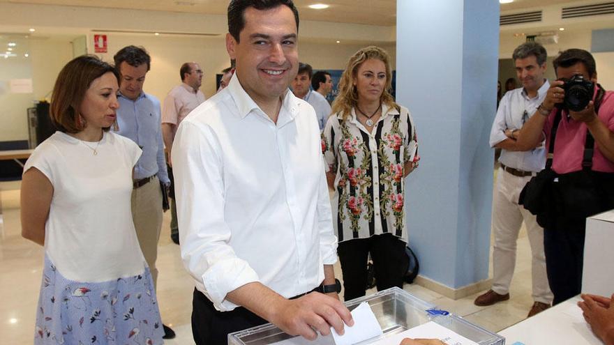 Juanma Moreno, votando esta tarde en Málaga.