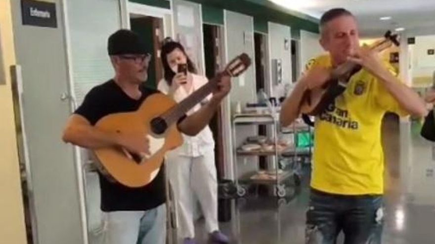 Un timple que sana: Yeray Rodríguez llena de música y alegría al Insular