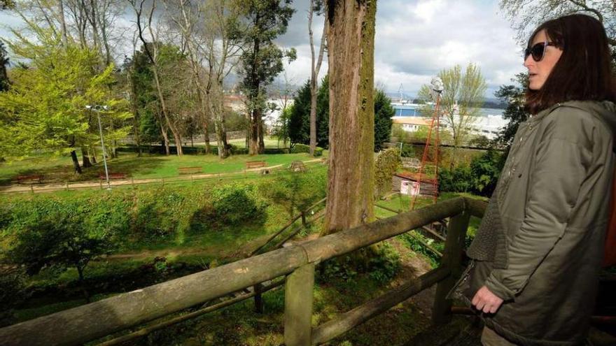 La concejala Paola María Mochales, en el parque botánico de O Castriño. // Iñaki Abella