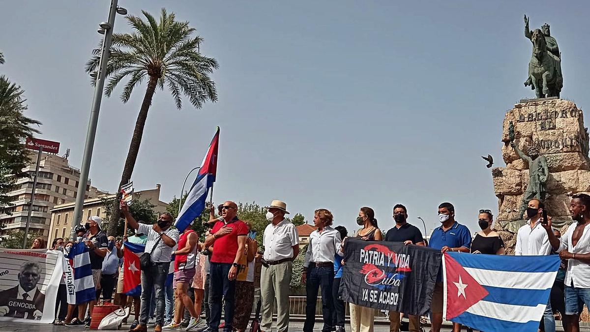 Unos 200 cubanos piden democracia en Palma.