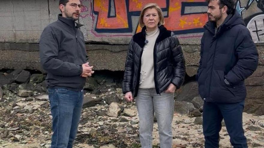 El PP de Vilagarcía alerta del peligro en la playa de O Campanario por un muro "suspendido en el aire"