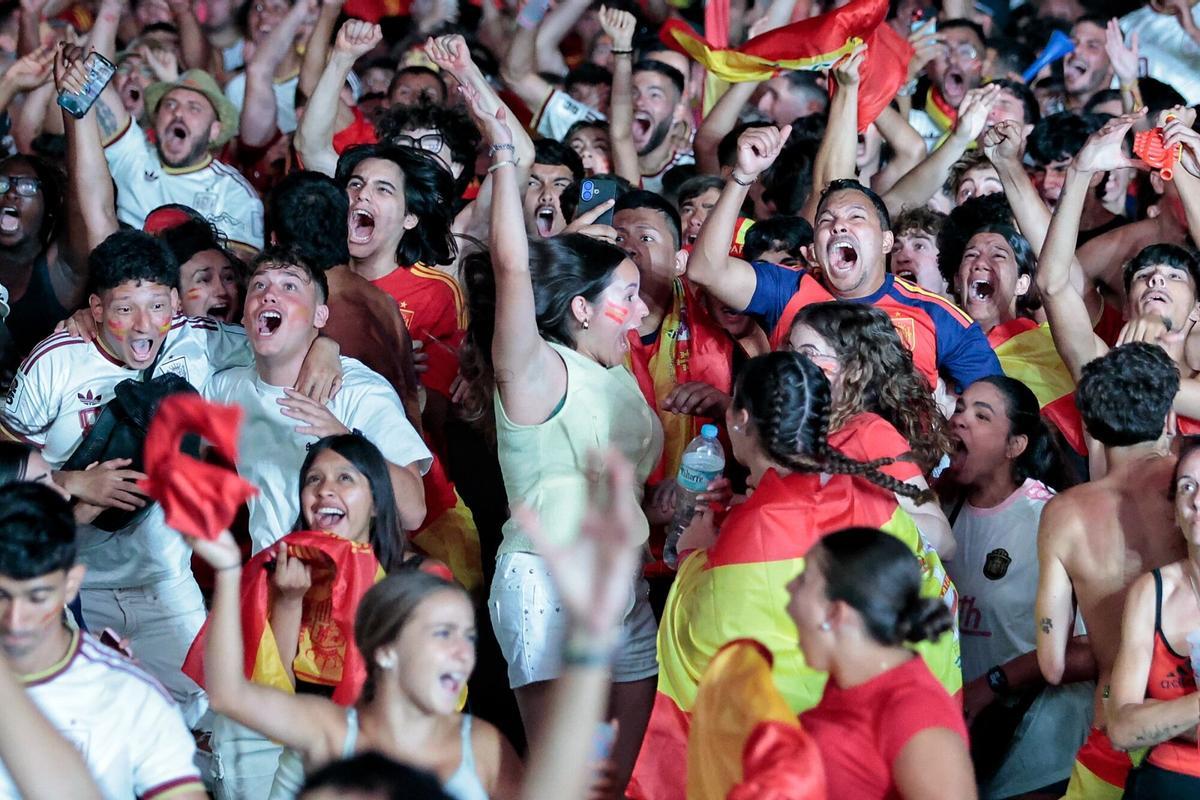 Imágenes del ambiente del partido de España en Santa Cruz