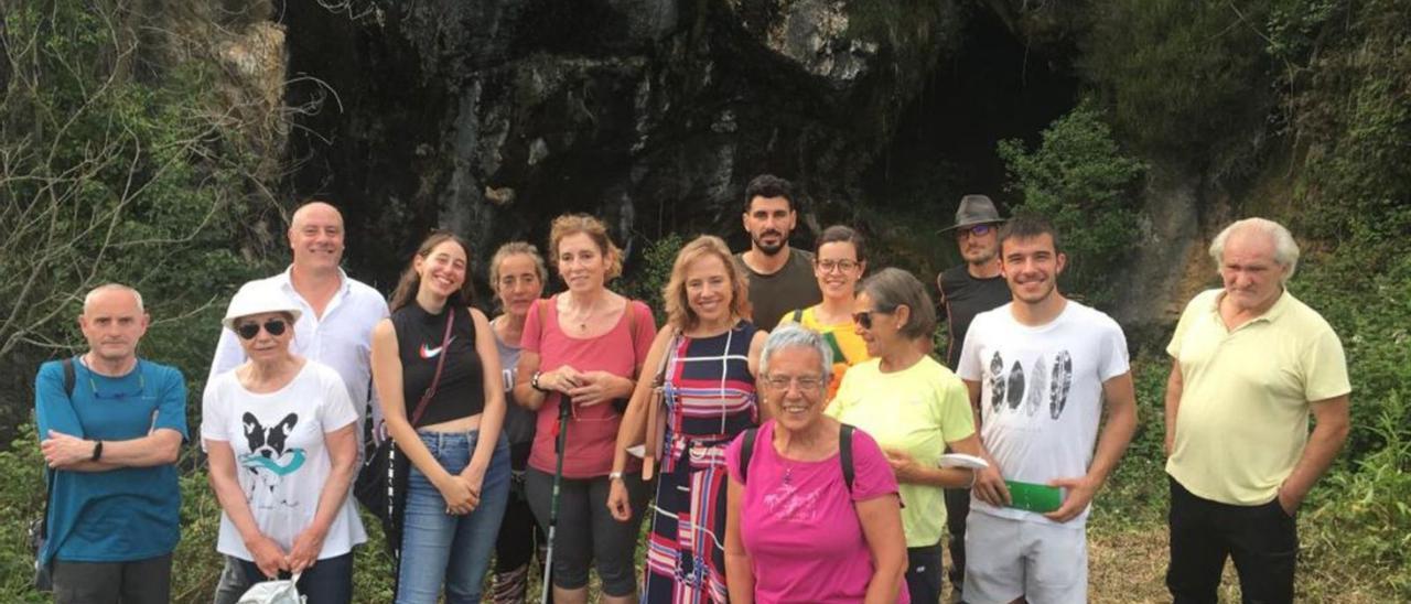 Belarmina Díaz, con vecinos, visitando la mina.