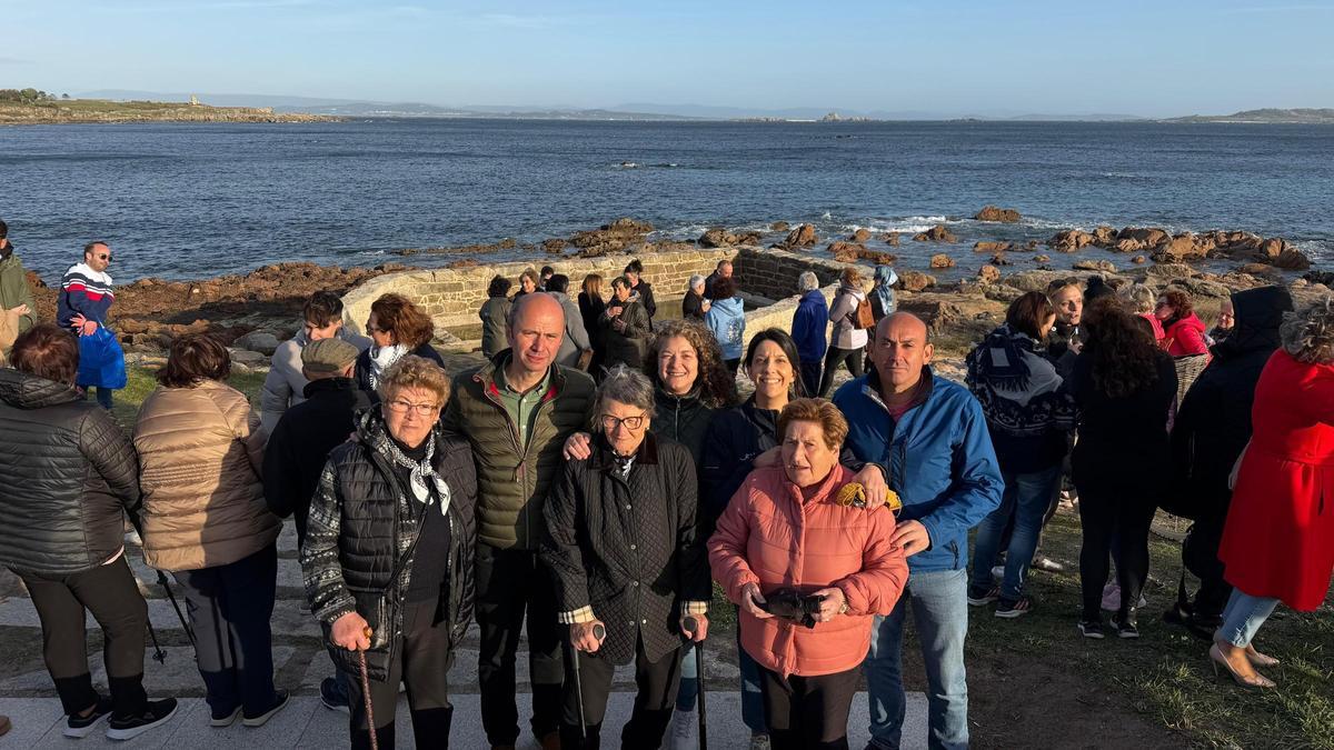Pacucha Ayaso, Pura Fernández e Hortensia González cos edís Vicente Mariño e, Juana Brión, a alcaldesa, María Sampedro, e o edil Fernando Abraldes.