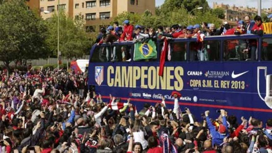 El Atlético pasea la Copa por Madrid