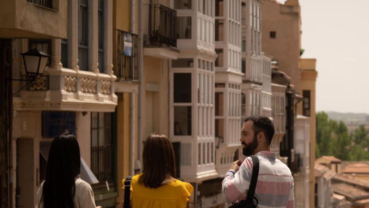 Un grupo de turistas, en la capital. | Jose Luis Fernández