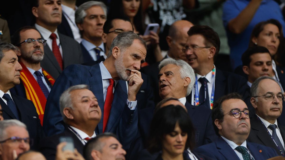 Pedro Rocha con el rey Felipe VI, este jueves en el palco del España-Italia.