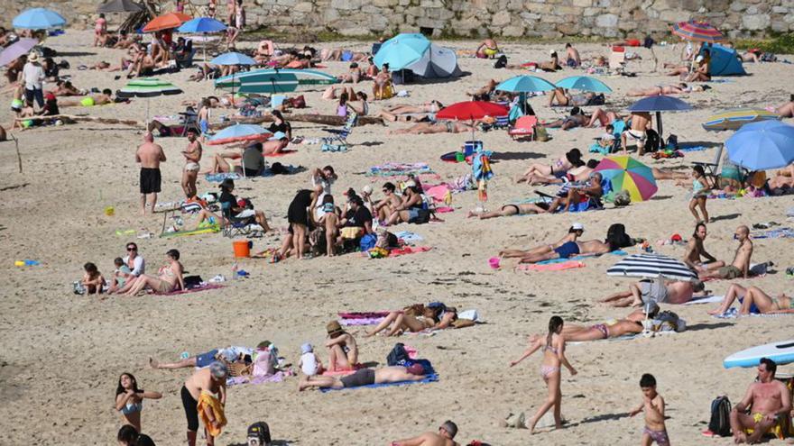 Gente en las playas de Mogor (arriba) y Portocelo, en Marín, ayer sábado.   | // RAFA VÁZQUEZ