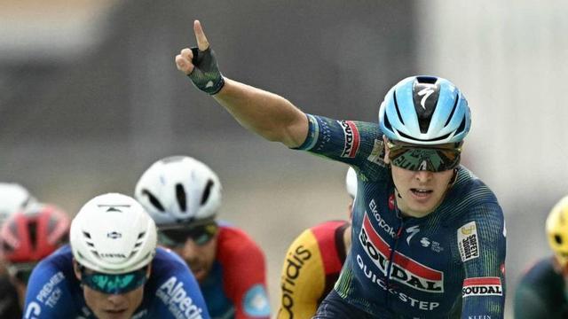 Tim Merlier celebra la victòria a la meta de Chalon-sur-Saône. | LOIC VENANCE / AFP