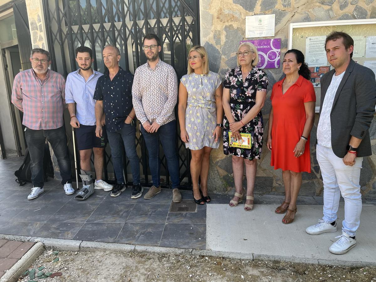 La alcaldesa y los concejales con la "madre" de Aitor Esteban tras el descubrimiento de la placa en su recuerdo.