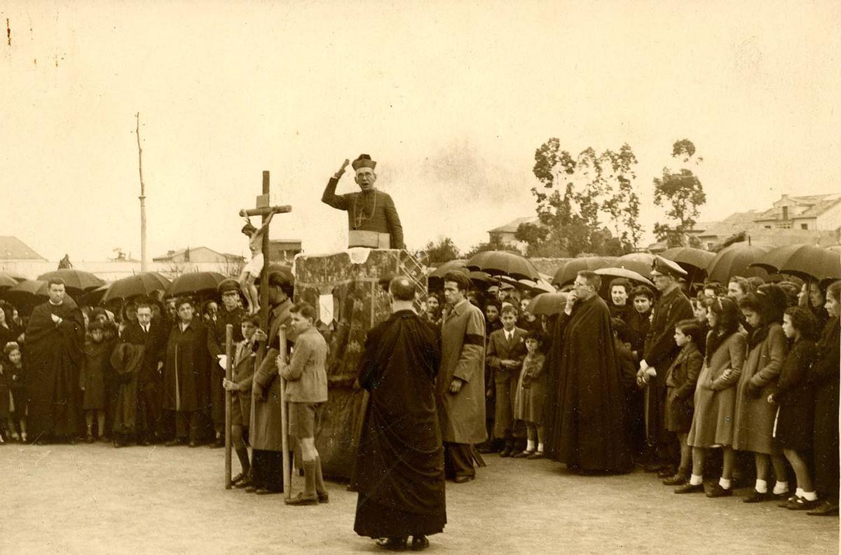 Foto Mendía (Oviedo). Vía Crucis en las calles de Oviedo. Viernes Santo de 1942 | Donación María Luisa López Llano