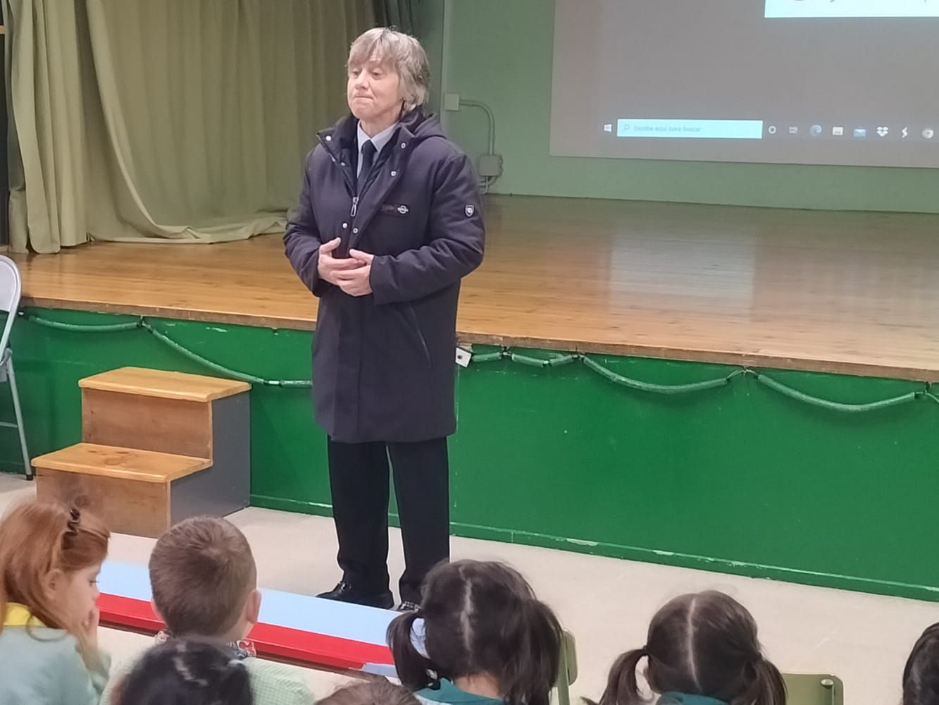 Los colegios de Gijón se tiñen de morado por el 8M (en imágenes)