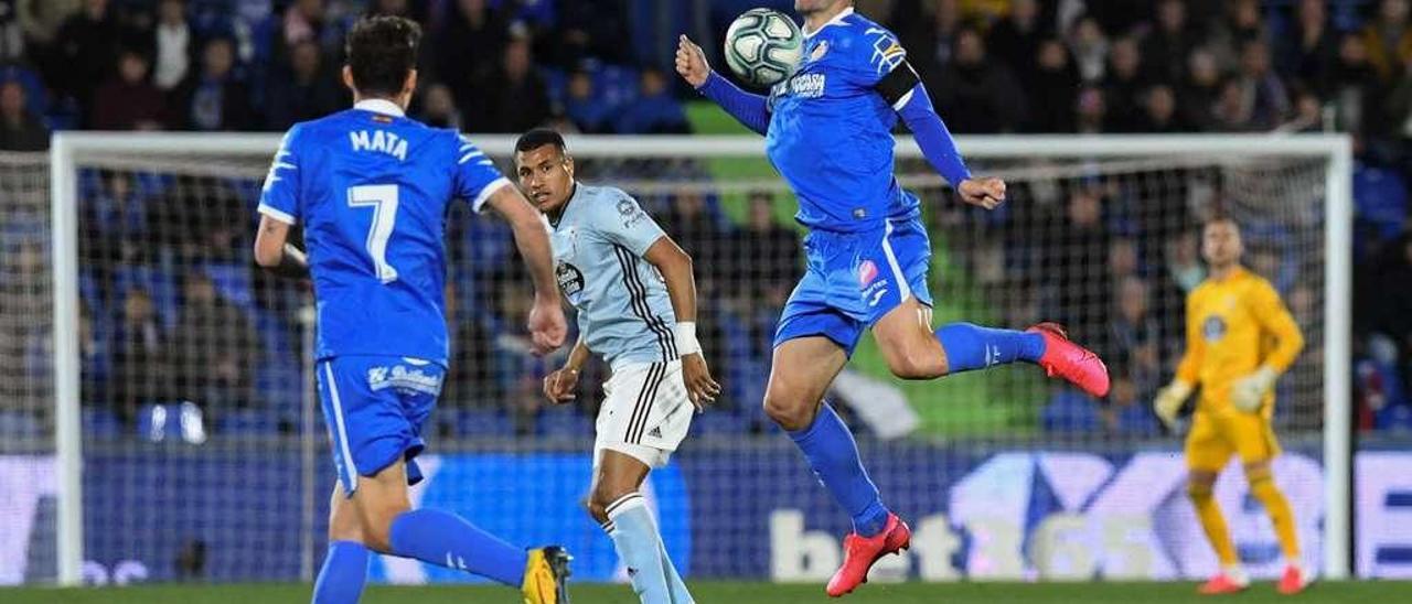 Jeison Murillo sigue con la mirada a Jorge Molina y Jaime Mata, en presencia de Rubén Blanco, al fondo, durante el choque del pasado sábado en el Coliseum. // LOF