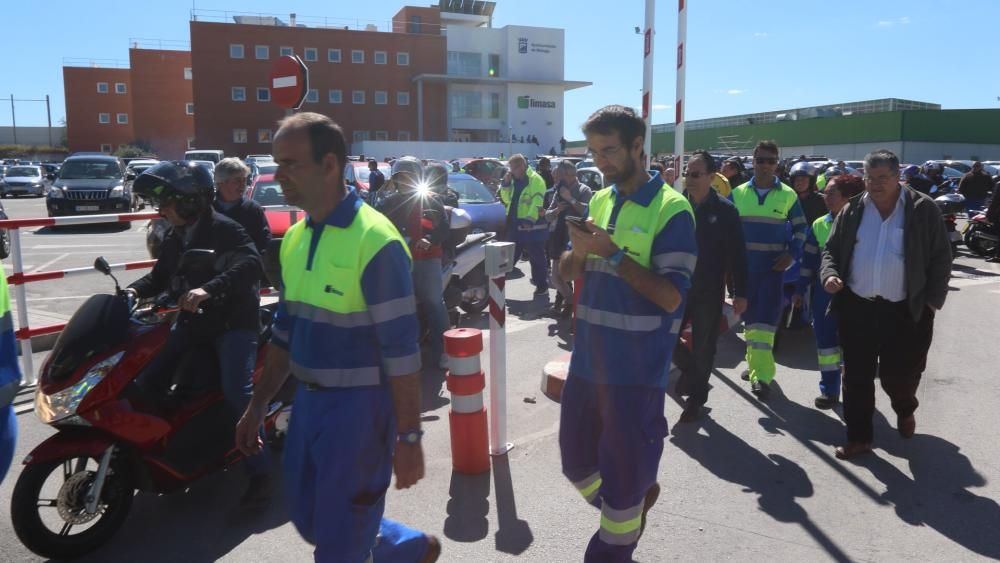 La mayoría de trabajadores vota a favor del acuerdo alcanzado con el Ayuntamiento en la maratoniana reunión de la madrugada del jueves