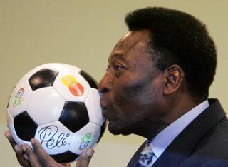 Pelé muestra una "mejoría progresiva" y está "estable y consciente"