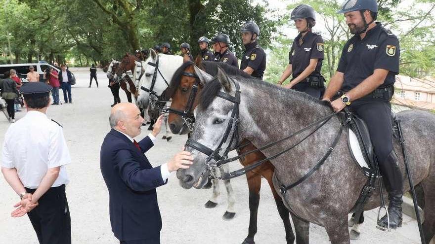 Javier Losada ante el grupo de caballería de la policía que patrullará los montes gallegos. // Xoán Álvarez