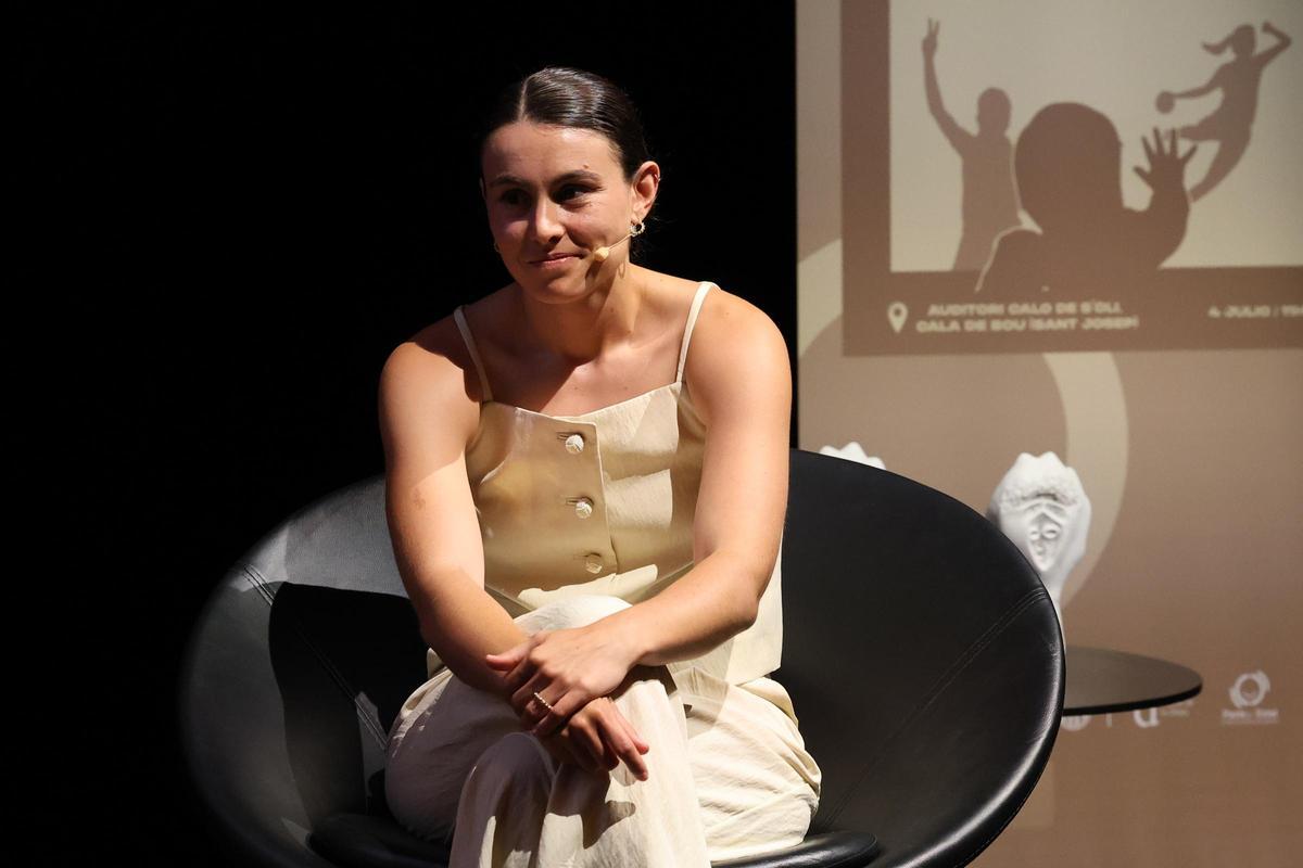 Paulina Buforn durante la confernecia en Caló de s'Oli