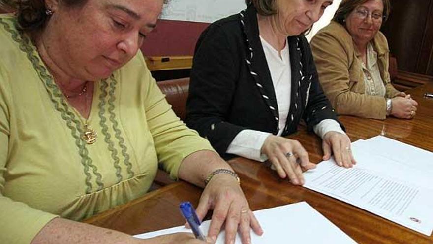 Dolores Carballo y Dolores García firman el protocolo.  // J.L. Oubiña