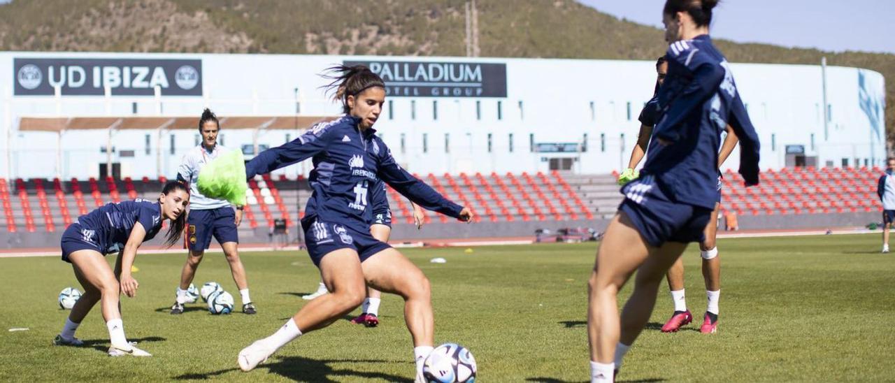 Varias jugadoras de la selección española de fútbol realizan ejercicios con el esférico. | RFEF
