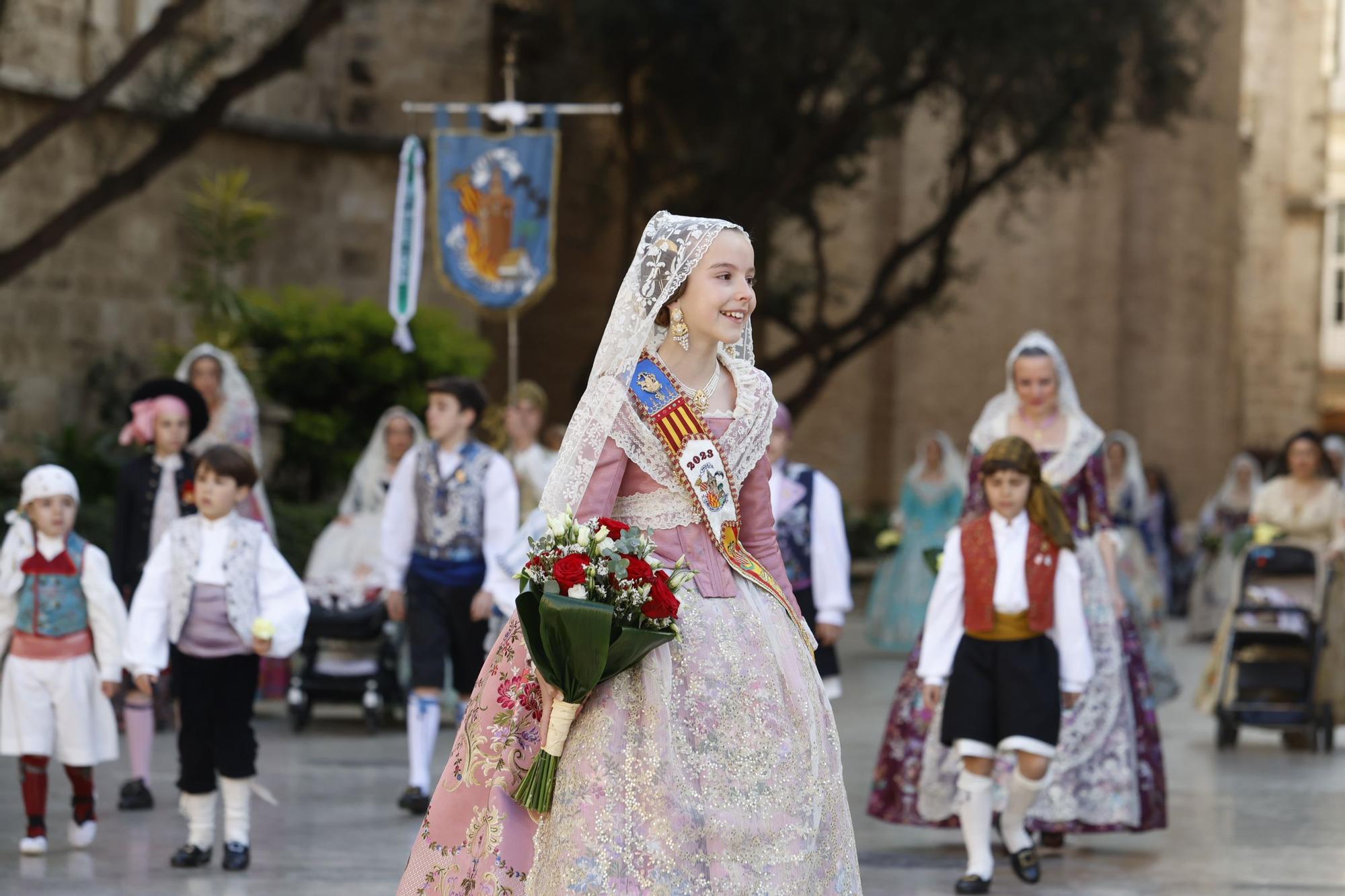 Ofrenda 2023 | Falleras Mayores e Infantiles de comisiones del 17 de Marzo (I)