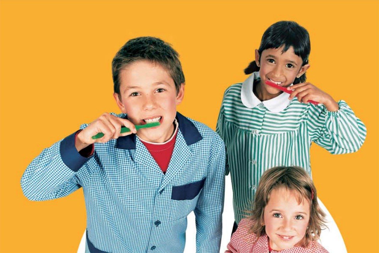 Niños cepillándose los dientes, archivo