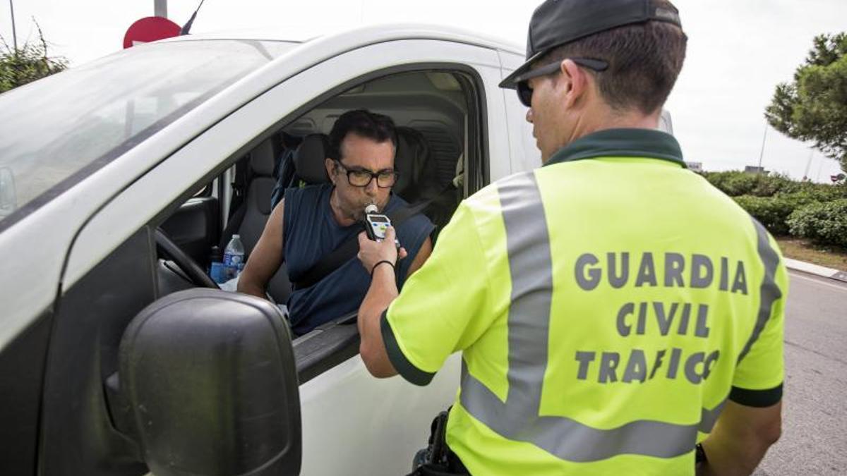 La Guardia Civil realiza controles de alcoholemia aleatorios en carretera.