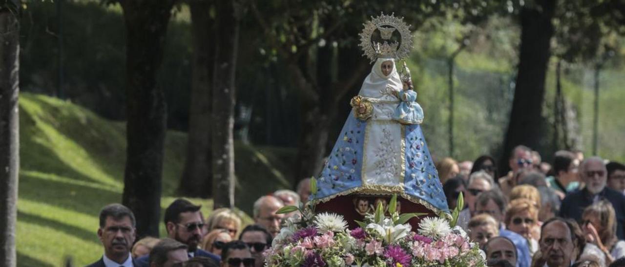 La procesión de la Santina por las instalaciones del club. | Irma Collín