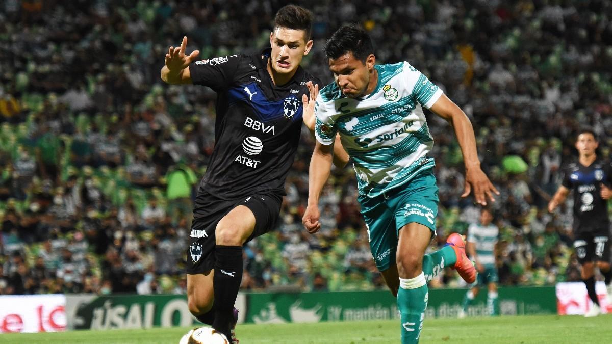 César Montes (izquierda) en un partido con Rayados de Monterrey