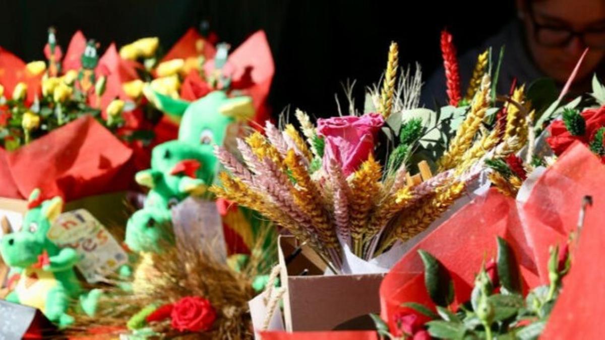 Imagen de archivo de un 'stand' de Sant Jordi en Cornellà.