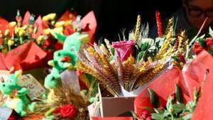 Imagen de archivo de un stand de Sant Jordi en Cornellà.
